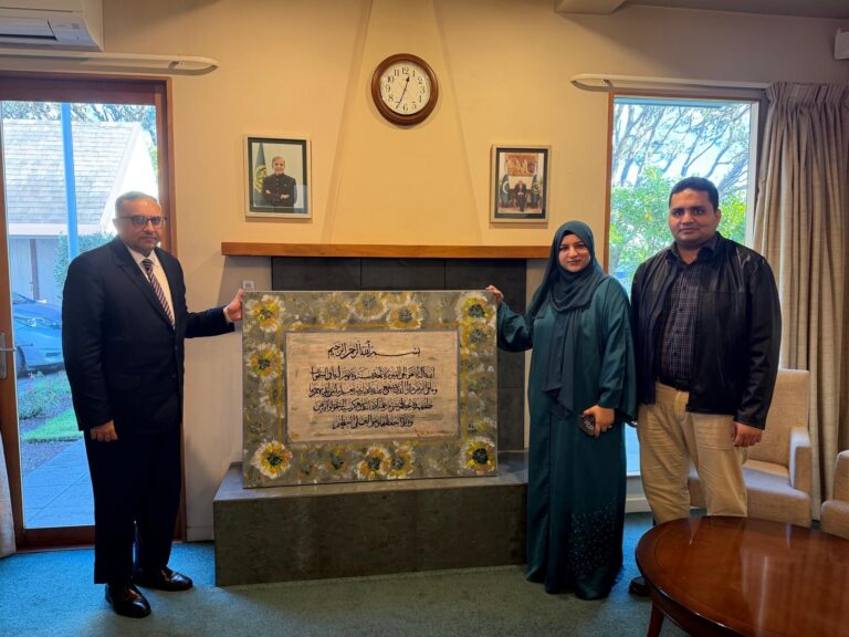 Wellington-based Pakistani artist and calligrapher Naina Zainab gifting her beautiful work to the Pakistan High Commission
